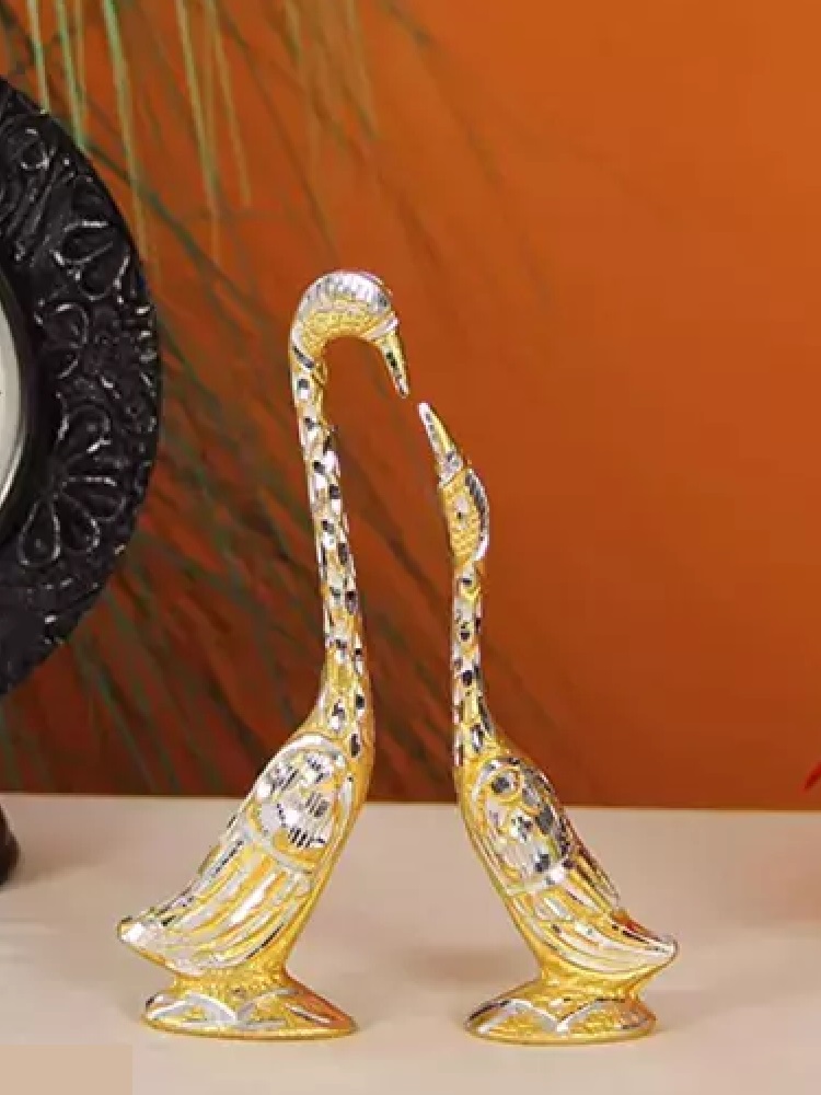 Swan Showpiece Pair of Swan Statue Showpiece | Swan Couple | Vastu Decorative Figurine (Golden - 7 in
